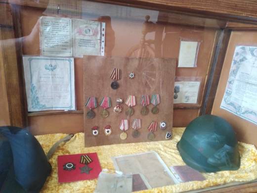Краеведческая экспозиция и выставка "Победы родные лица".
